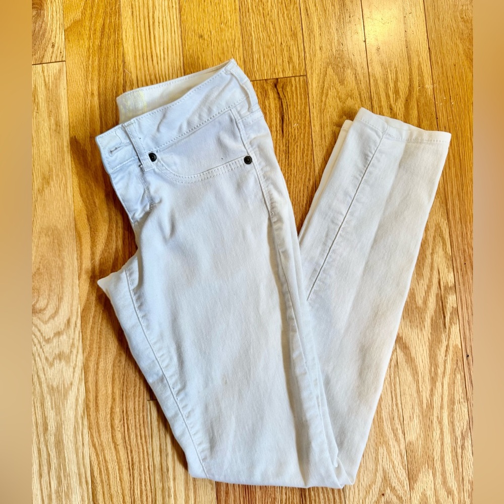 SO Juniors White Jeggings | Spring Capsule Staple